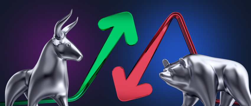 A silver bull and a silver bear with opposing arrows, symbolizing online forex trading dynamics