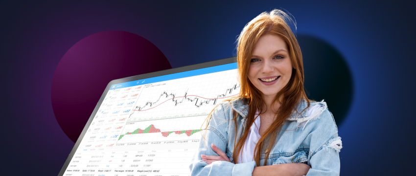 امرأة مبتسمة أمام شاشة كمبيوتر، تستخدم بنشاط منصة التحليل MetaTrader 4 في عملها.