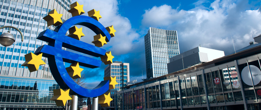 يعرض مبنى البنك المركزي رمز العملة الأوروبية، مما يعكس أهميته في أسواق الفوركس العالمية والتحليل.