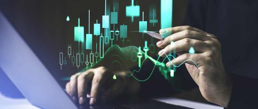 Uma pessoa a analisar gráficos forex num computador portátil, concentrada no gráfico apresentado.