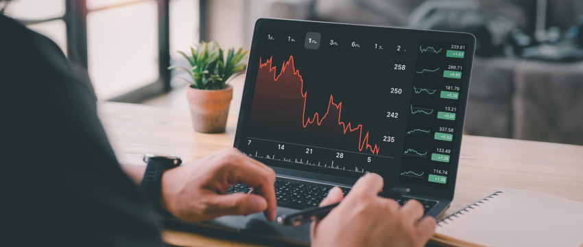Écran d'ordinateur portable affichant un graphique boursier sur Metatrader 4 avec diverses tendances du marché et mesures de performance pour la vitesse mt4.
