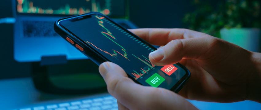 Beginner trader using MetaTrader 4 on a mobile device, showing why MetaTrader 4 is still popular